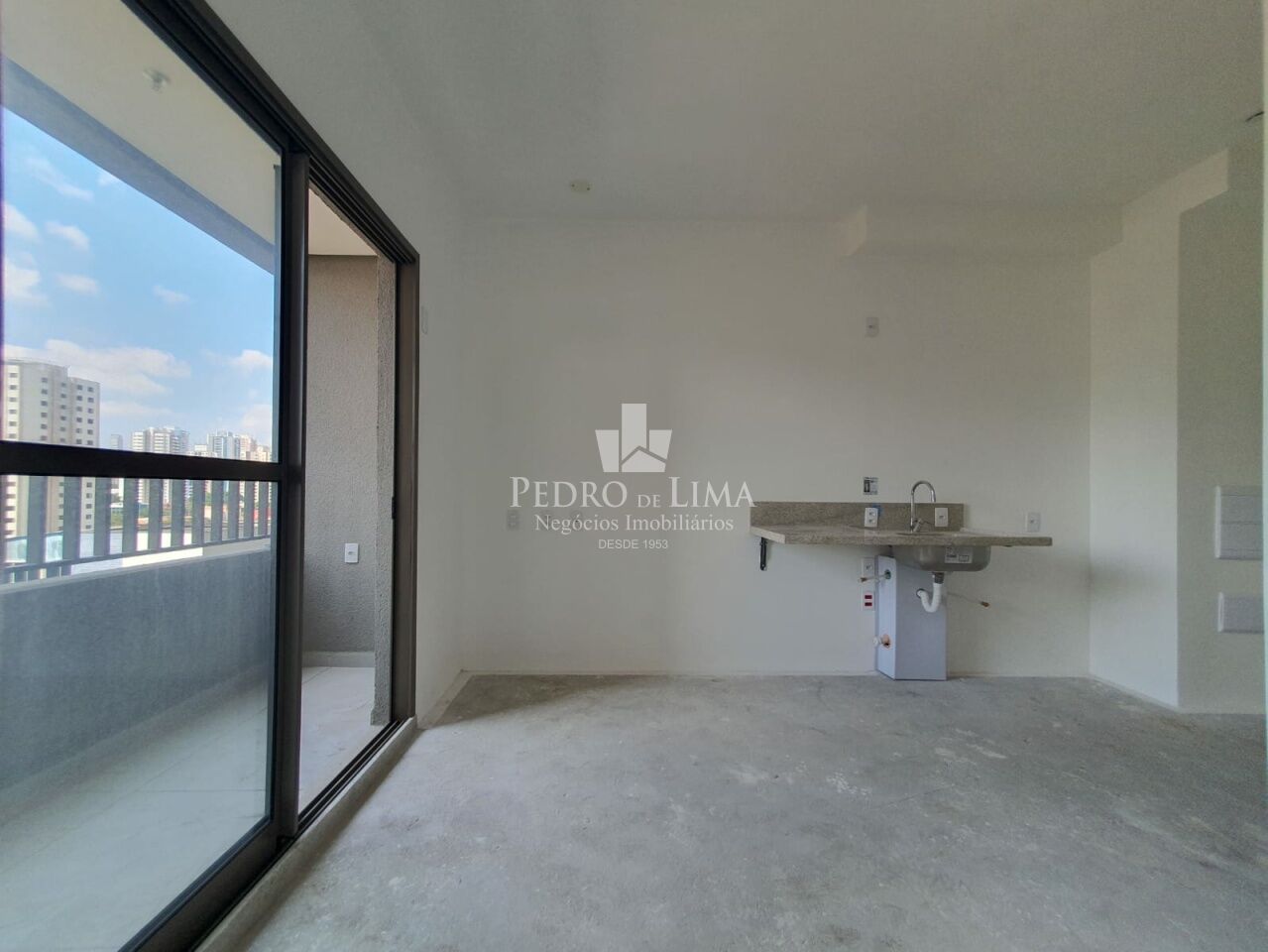 Apartamento tipo Studio, próximo ao Metrô Tatuapé, 21m², 1 dormitório com varanda.