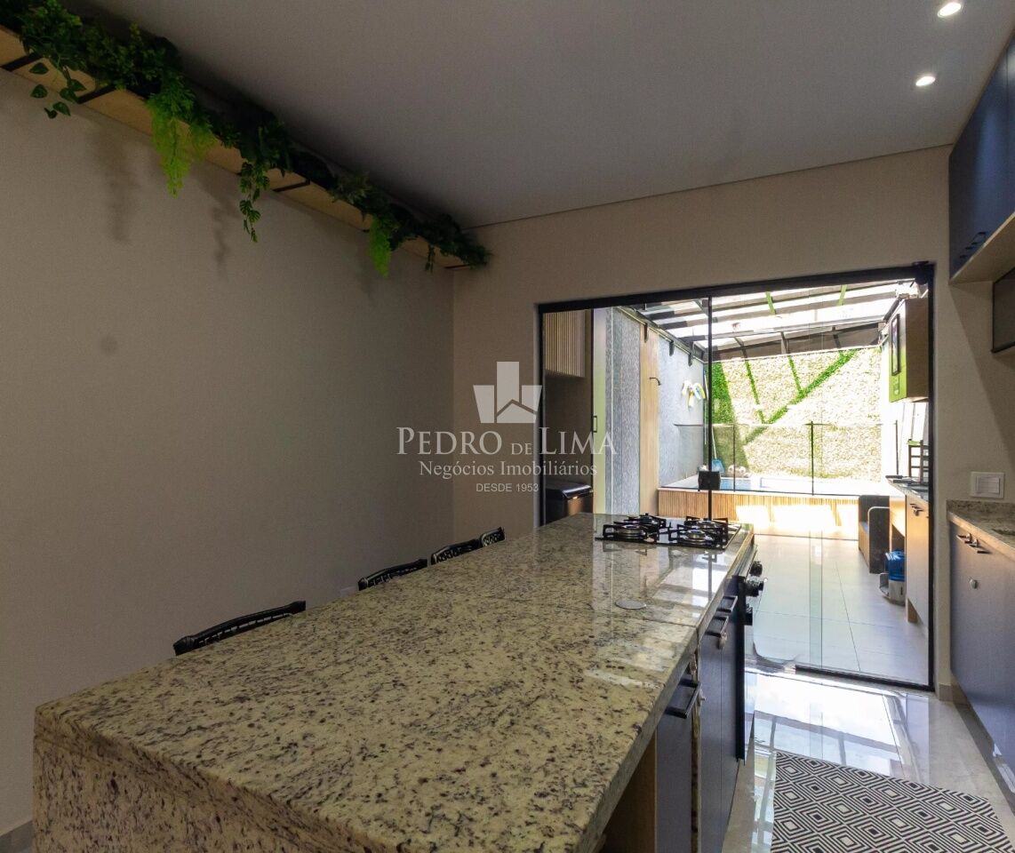 Sobrado Frontal  com Espaço Gourmet e Piscina, 3 suítes, lavabo, 2 vagas de garagem