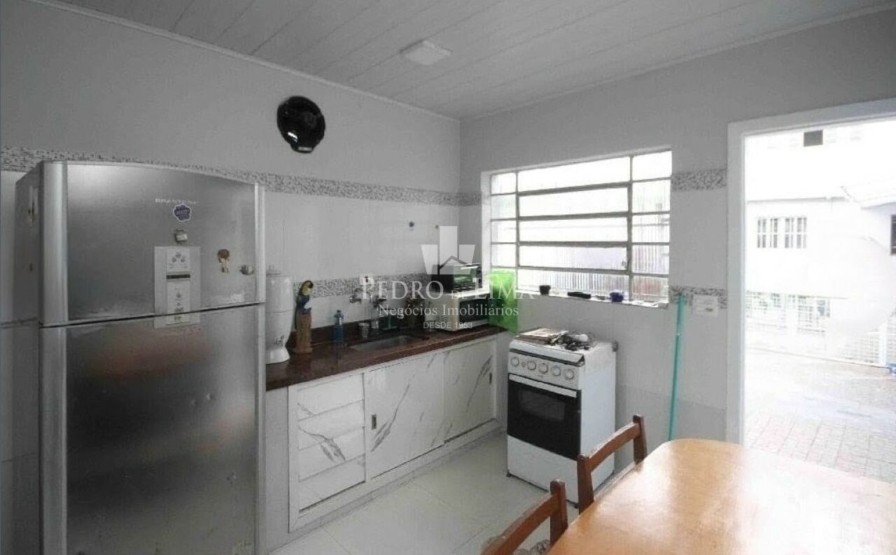 Casa Térrea, 2 quartos, banheiro, quintal, 2 vagas + 2 casas no mesmo terreno 