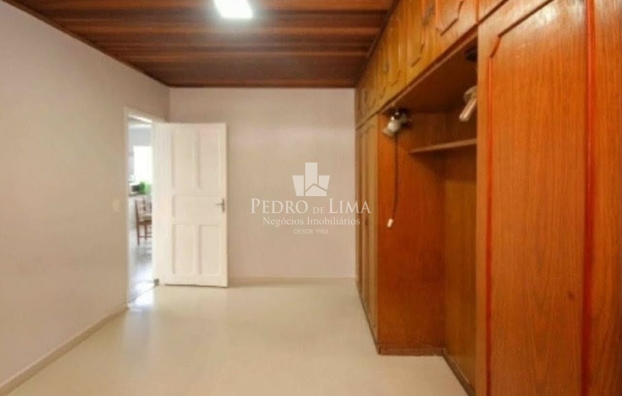 Casa Térrea, 2 quartos, banheiro, quintal, 2 vagas + 2 casas no mesmo terreno 