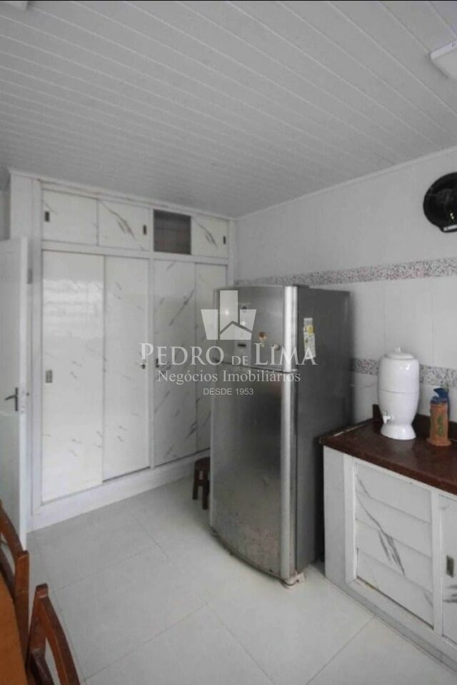 Casa Térrea, 2 quartos, banheiro, quintal, 2 vagas + 2 casas no mesmo terreno 