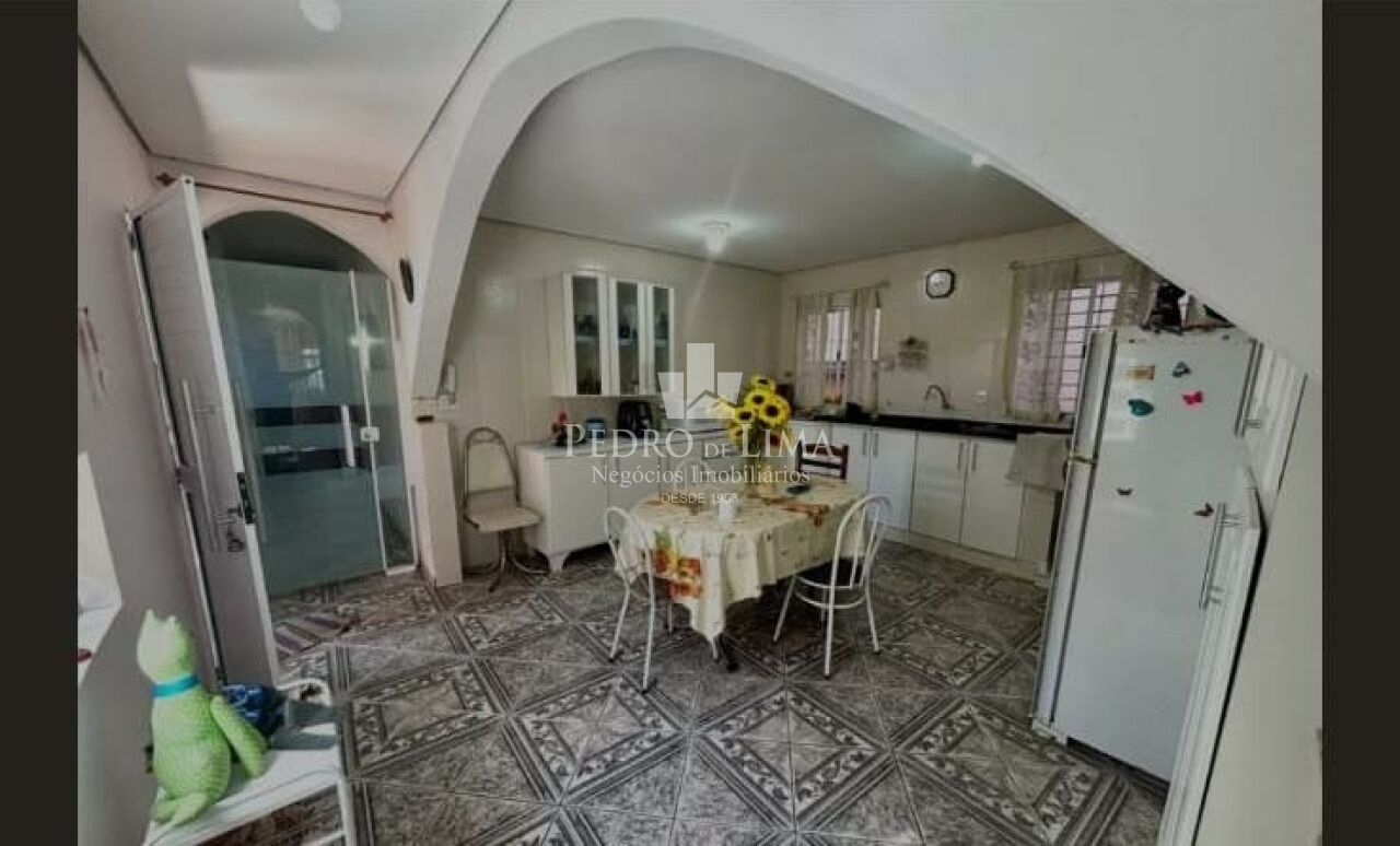 Casa Térrea com dois dormitório e com 140 m² de área construída.