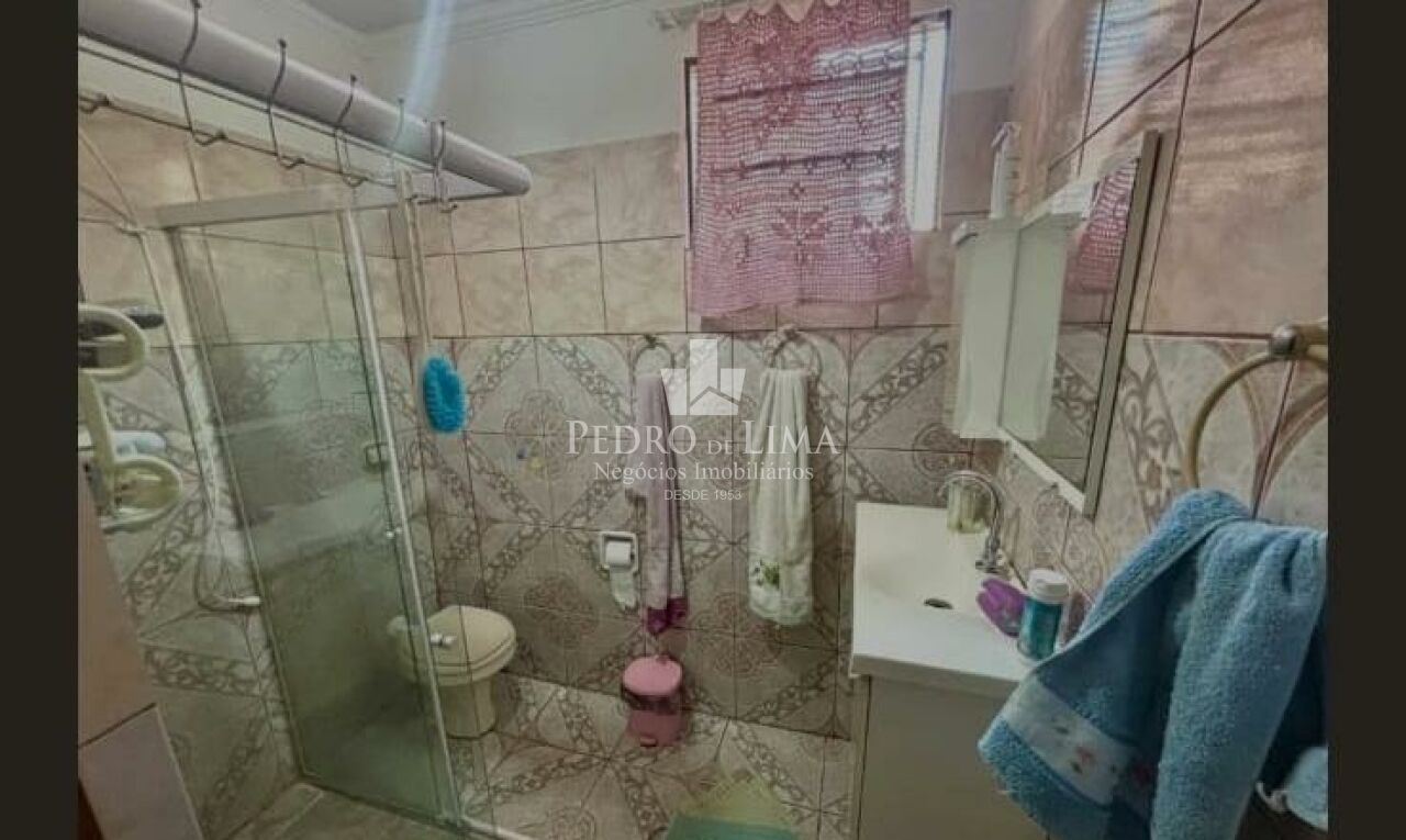 Casa Térrea com dois dormitório e com 140 m² de área construída.