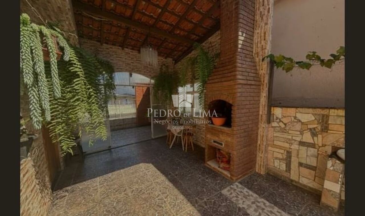 Casa Térrea com dois dormitório e com 140 m² de área construída.