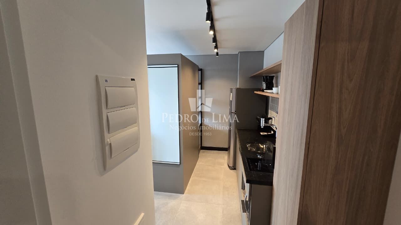 Studio de 27m², com banheiro e dormitório amplos, cozinha totalmente equipada,  próximo metro