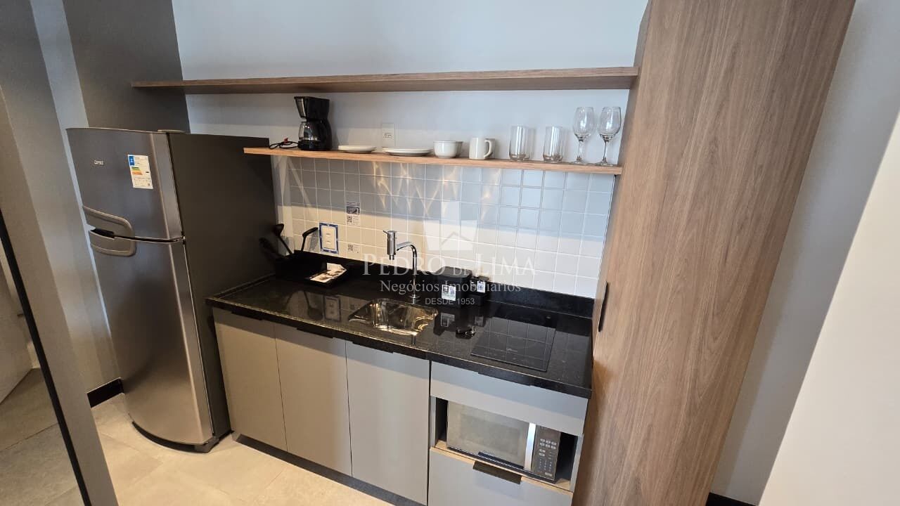 Studio de 27m², com banheiro e dormitório amplos, cozinha totalmente equipada,  próximo metro