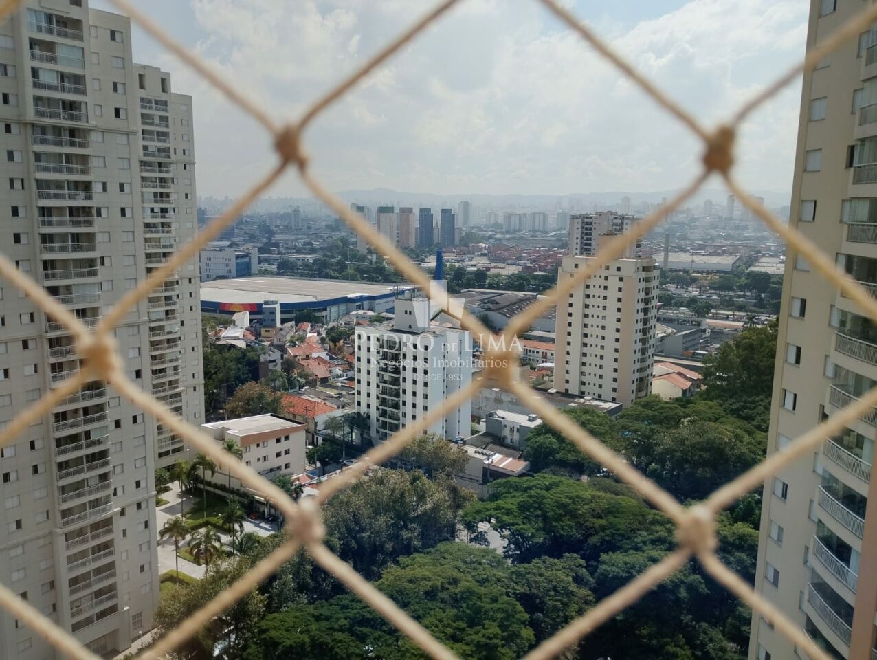 Apartamento no Residencial Club Tuiuti com 3 Dormitórios e Duas Vagas de Garagem