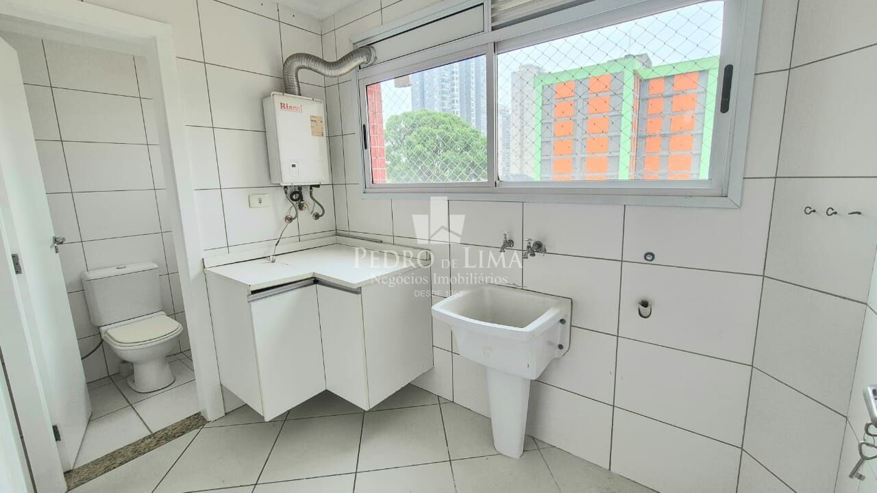 Apartamento no Tatuapé com Varanda, 3 quartos sendo 1 suíte, 2 vagas de garagem, Porto Moniz