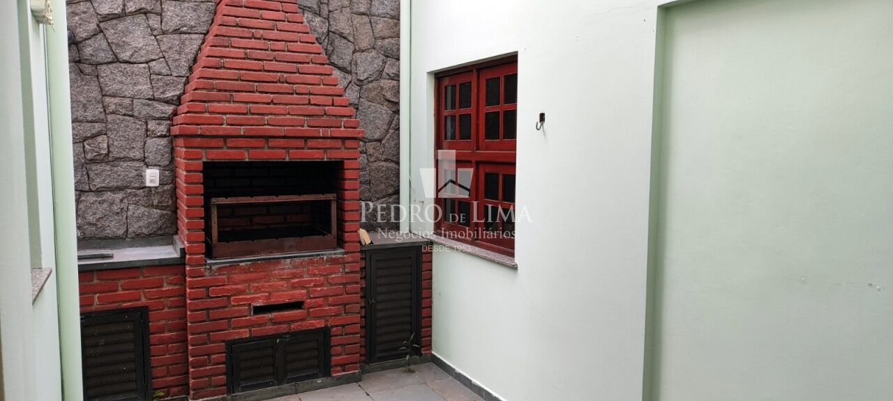 Sobrado bem localizado no Anália Franco, rua tranquila e próxima do comércio local.