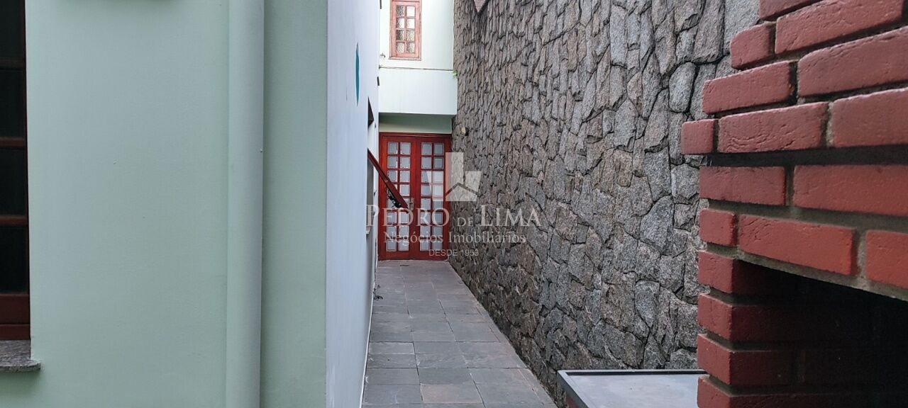 Sobrado bem localizado no Anália Franco, rua tranquila e próxima do comércio local.