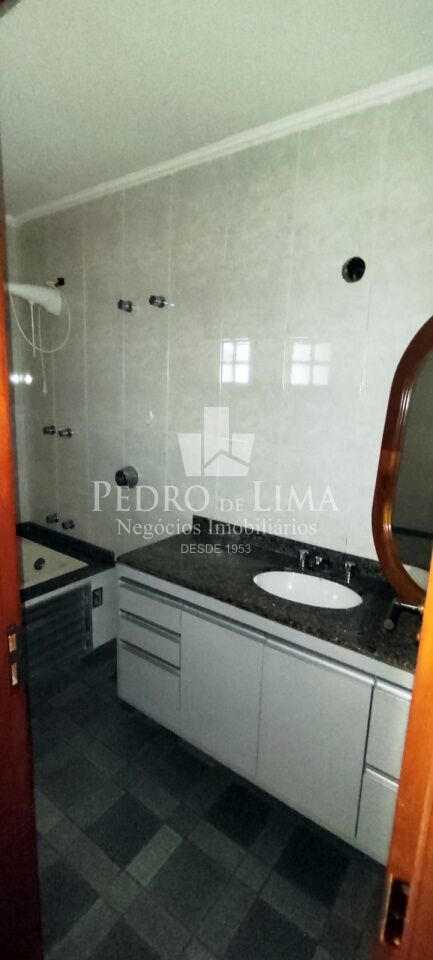 Sobrado bem localizado no Anália Franco, rua tranquila e próxima do comércio local.