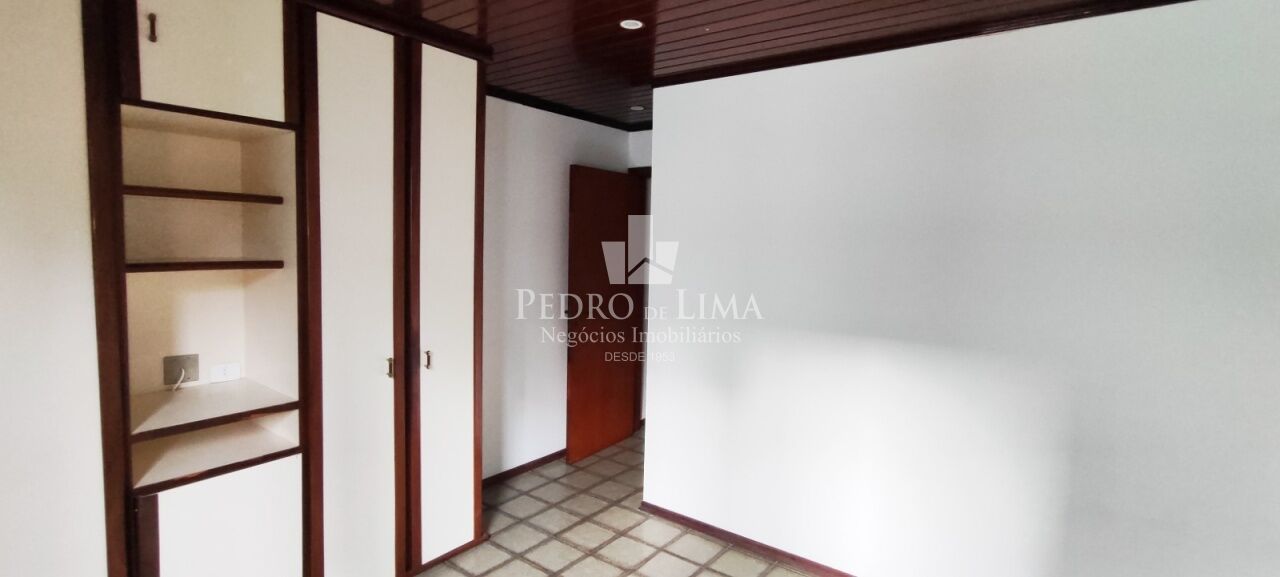 Sobrado bem localizado no Anália Franco, rua tranquila e próxima do comércio local.