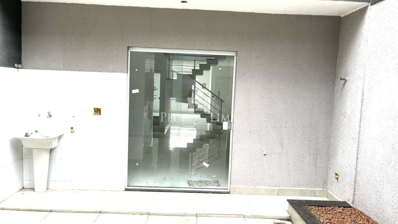 Sobrado com 3 dormitórios sendo 1 suíte, 3 banheiros, 2 vagas de garagem, quintal na Agua Rasa