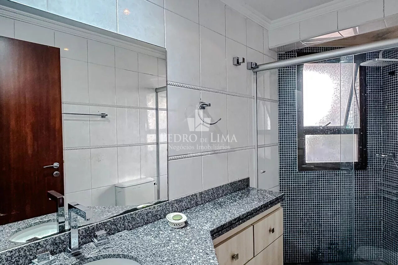 Apartamento no Edifício Meridien ,  todo  reformado,  4  dormitórios , 2 suítes ,  2  vagas