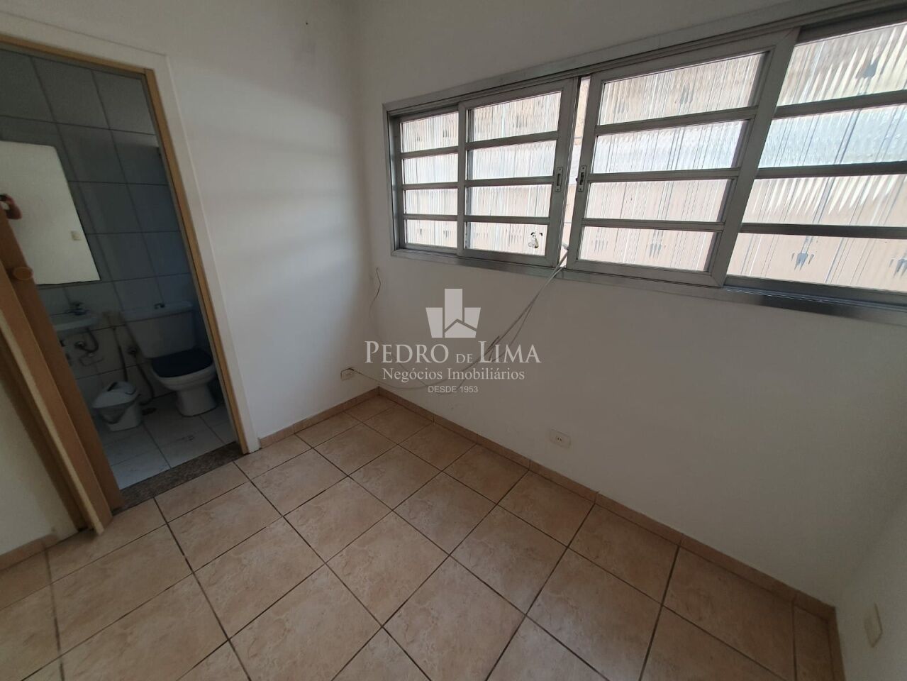 Sobrado bem localizado na Vila Carrão, com 130m², 4 quartos e 2 vagas.