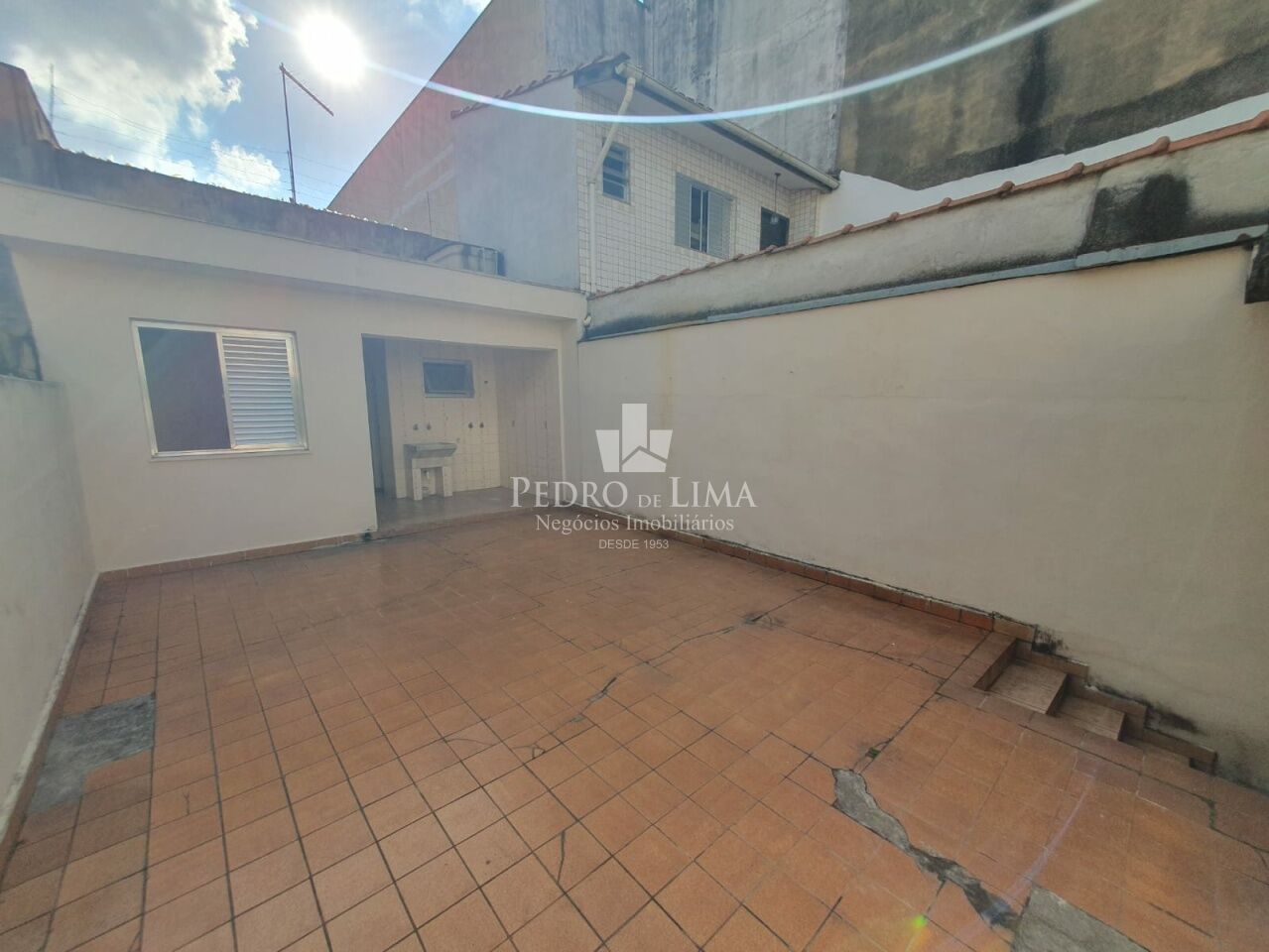 Sobrado bem localizado na Vila Carrão, com 130m², 4 quartos e 2 vagas.