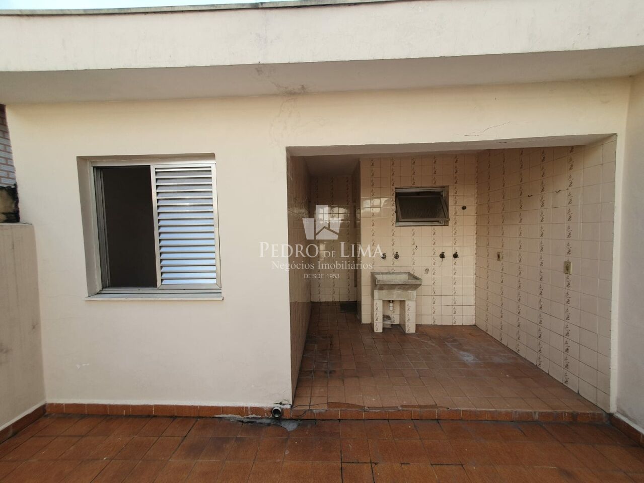 Sobrado bem localizado na Vila Carrão, com 130m², 4 quartos e 2 vagas.