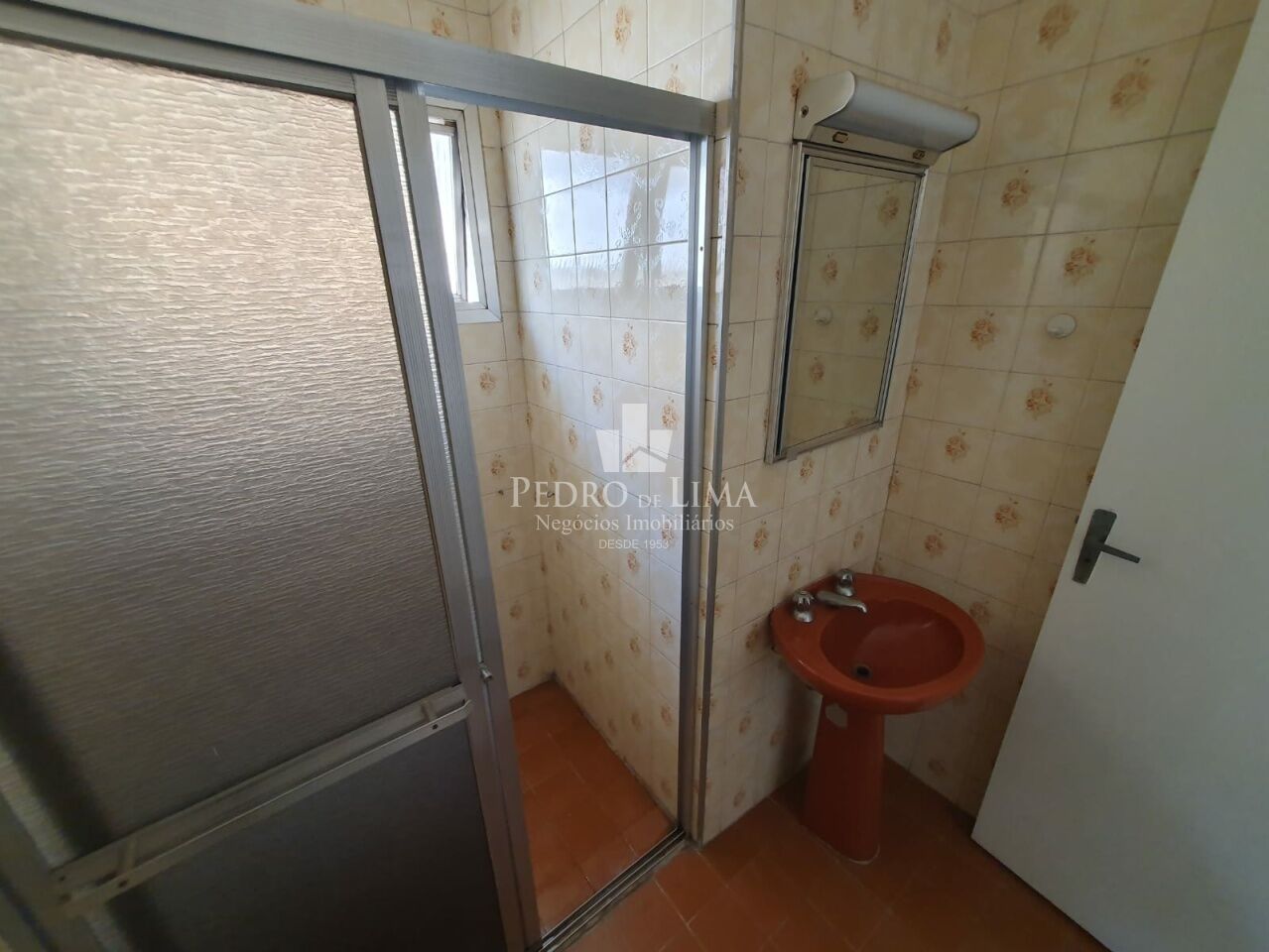 Sobrado bem localizado na Vila Carrão, com 130m², 4 quartos e 2 vagas.