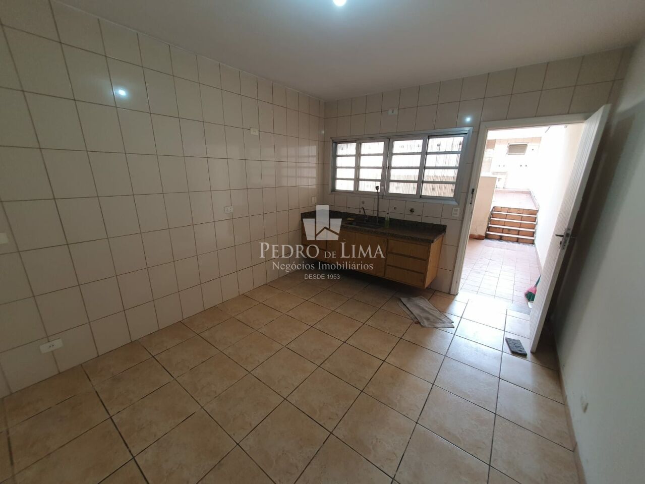 Sobrado bem localizado na Vila Carrão, com 130m², 4 quartos e 2 vagas.