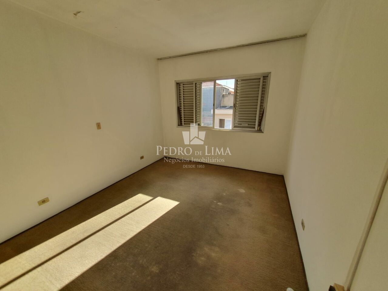 Sobrado bem localizado na Vila Carrão, com 130m², 4 quartos e 2 vagas.