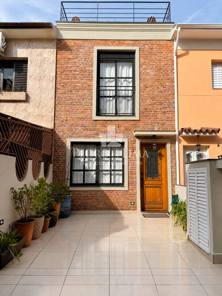Casa de Vila na Mooca 2 quartos sendo 2 suítes , 3 banheiro, espaço gourmet, 2 vagas de garagem