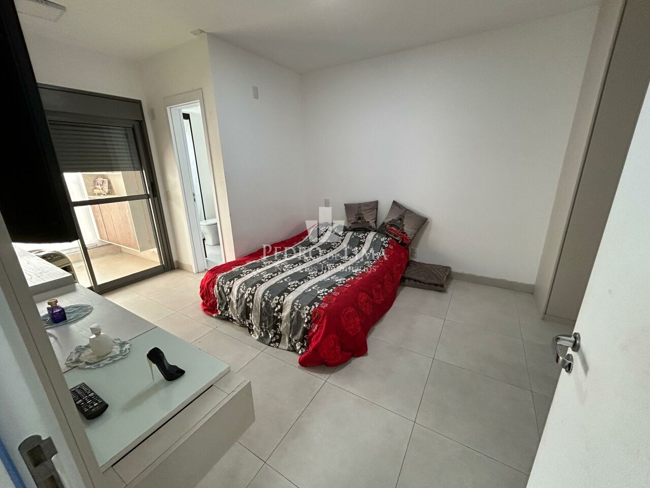 Apartamento na Mooca, 129m² 3 suítes, varanda com churrasqueira e 2 vagas.