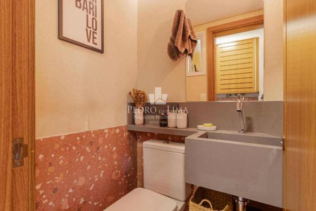 Apartamento na Mooca, reformado, 104m², 3 dormitórios sendo 1 suíte, 2 vagas, varanda gourmet.