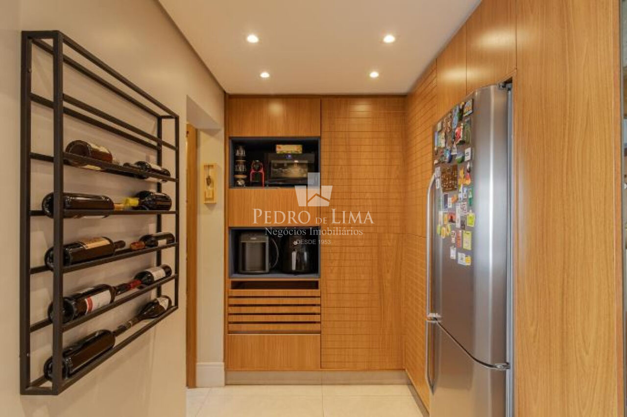 Apartamento na Mooca, reformado, 104m², 3 dormitórios sendo 1 suíte, 2 vagas, varanda gourmet.