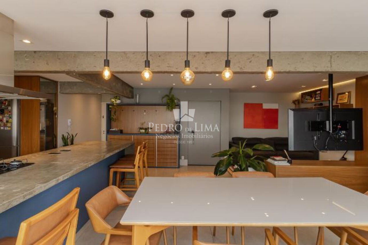 Apartamento na Mooca, reformado, 104m², 3 dormitórios sendo 1 suíte, 2 vagas, varanda gourmet.