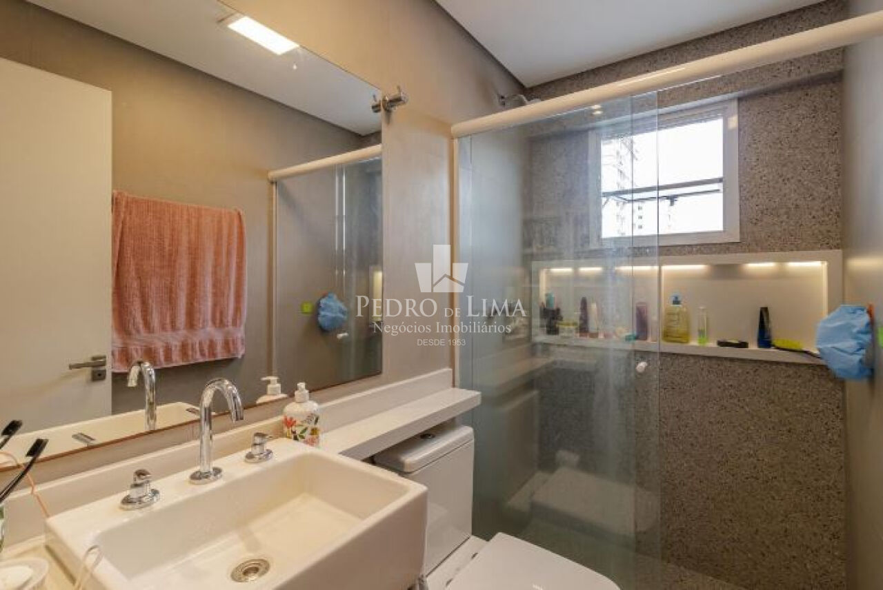 Apartamento na Mooca, reformado, 104m², 3 dormitórios sendo 1 suíte, 2 vagas, varanda gourmet.