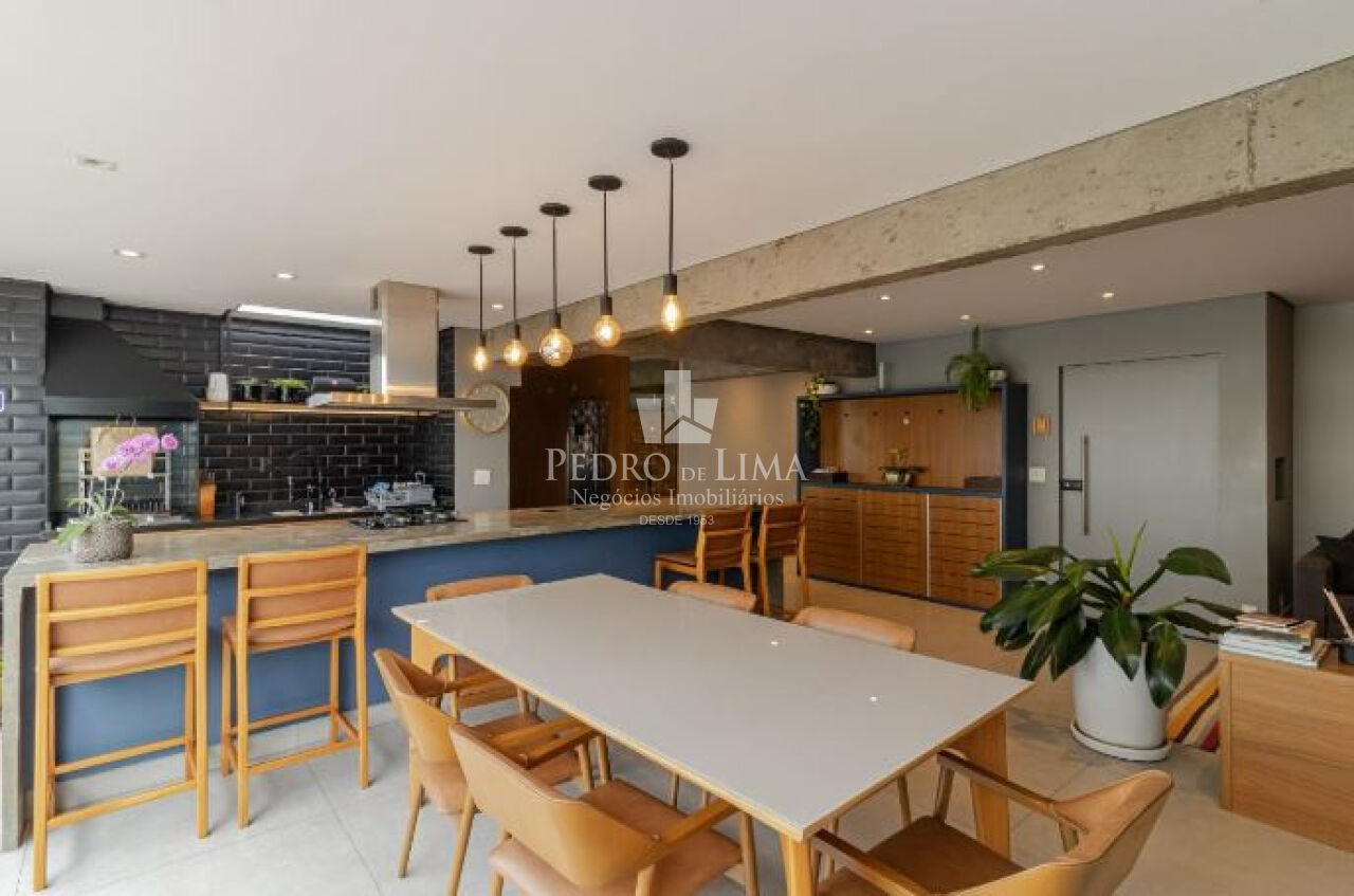 Apartamento na Mooca, reformado, 104m², 3 dormitórios sendo 1 suíte, 2 vagas, varanda gourmet.