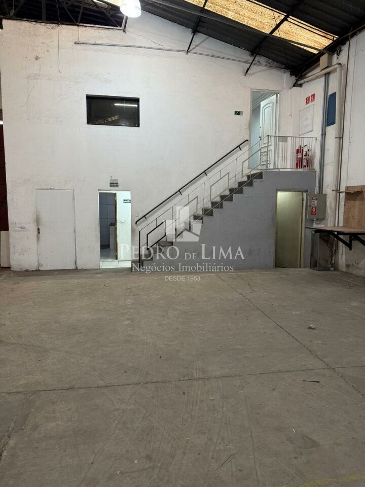 Galpão com  aproximadamente  750m² no Carrão 