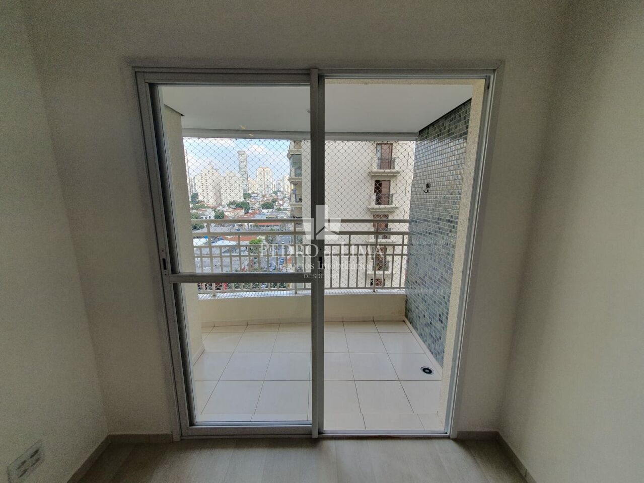 Apartamento no Tatuapé, a duas quadras do Metrô Carrão, 54m2, 2 dormitórios sendo 1 suíte e 3 vagas.