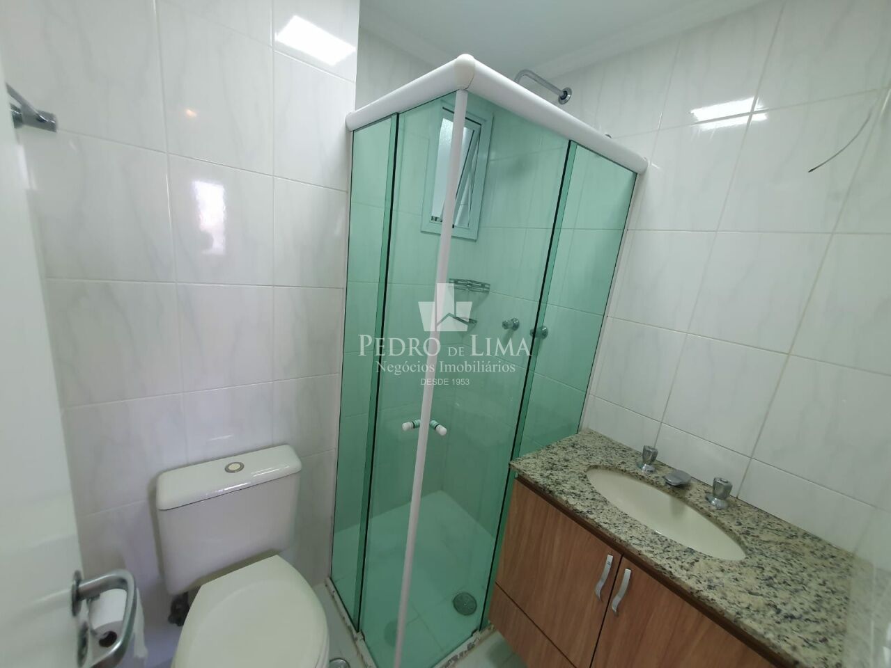Apartamento no Tatuapé, a duas quadras do Metrô Carrão, 54m2, 2 dormitórios sendo 1 suíte e 3 vagas.