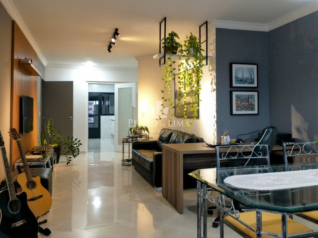 Apartamento  3 quartos sendo 1 suíte ,  3 banheiros, 2 vagas,  Condomínio Saint German Anália Franco