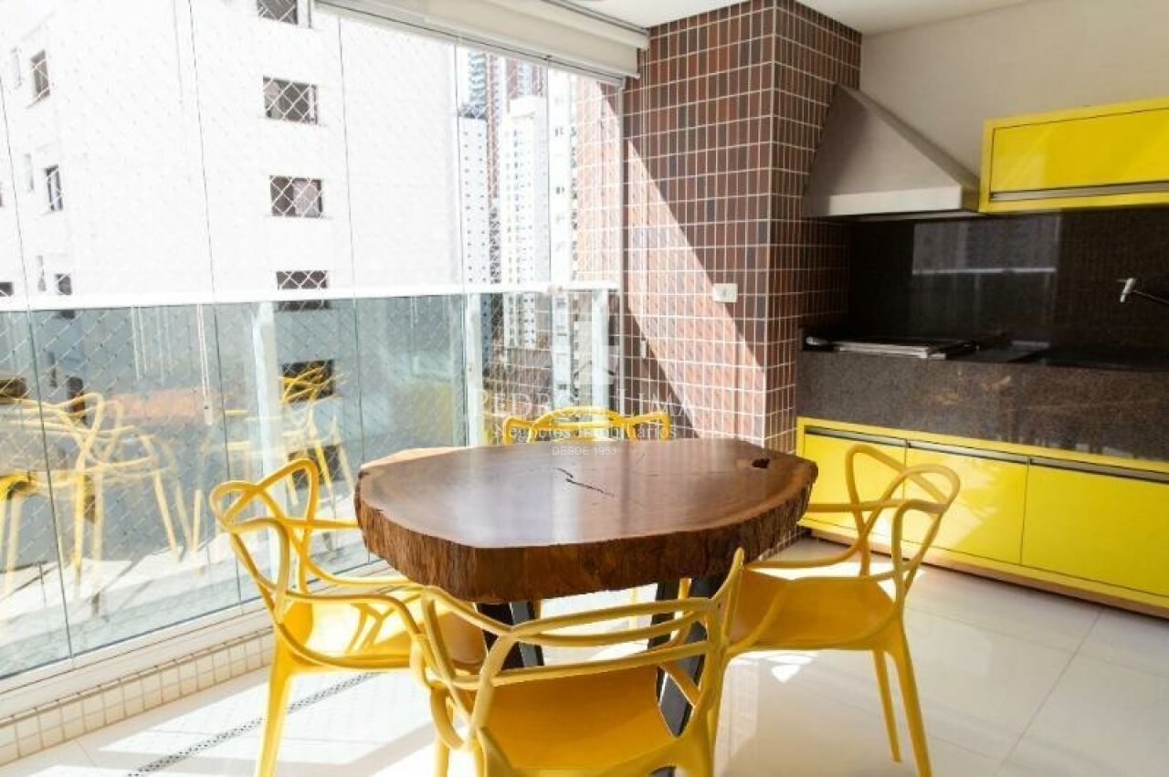 Apartamento no Tatuapé, 95m², 3 dormitórios, 2 vagas, varanda com churrasqueira.