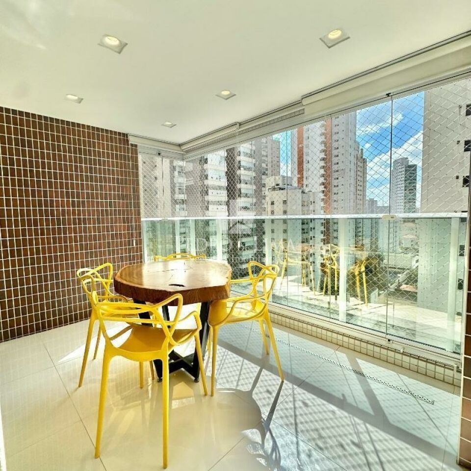 Apartamento no Tatuapé, 95m², 3 dormitórios, 2 vagas, varanda com churrasqueira.