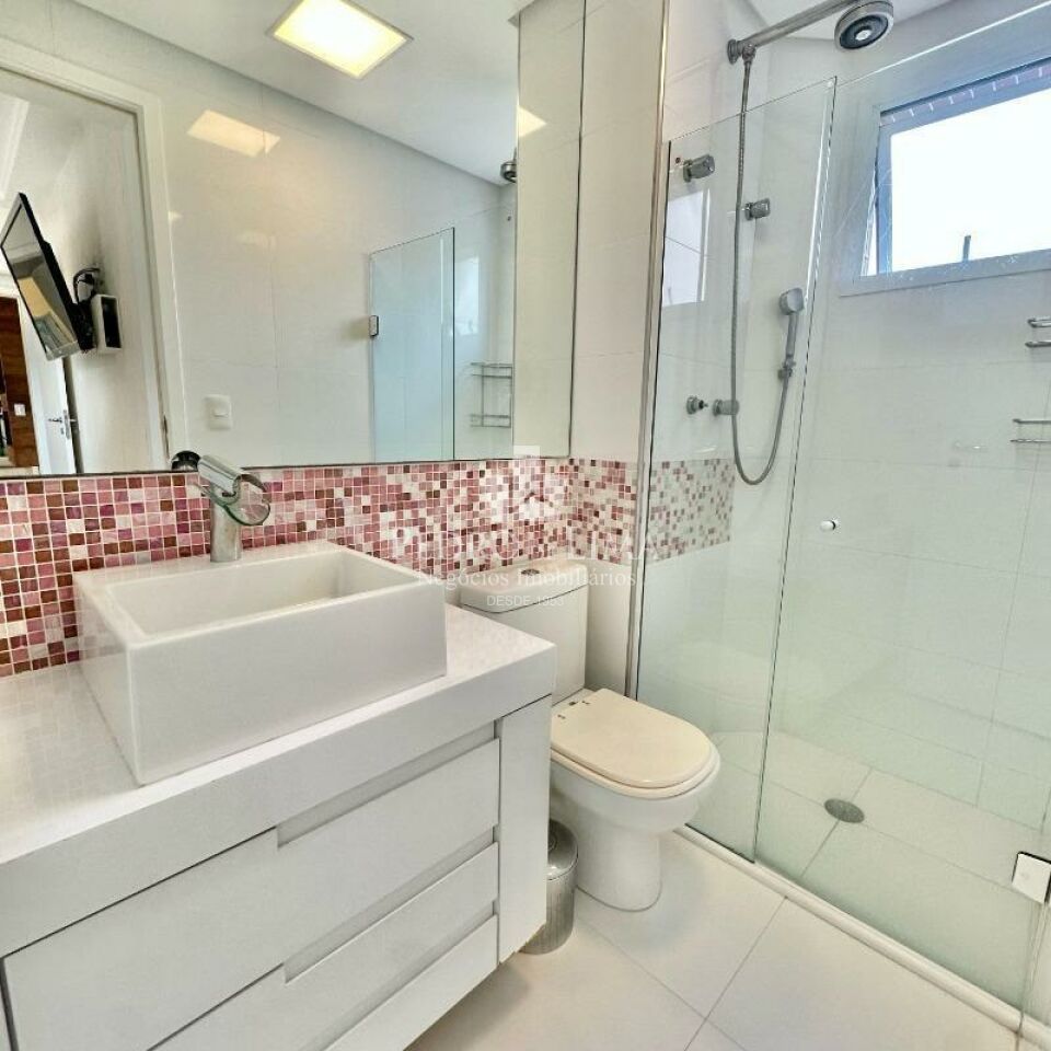 Apartamento no Tatuapé, 95m², 3 dormitórios, 2 vagas, varanda com churrasqueira.