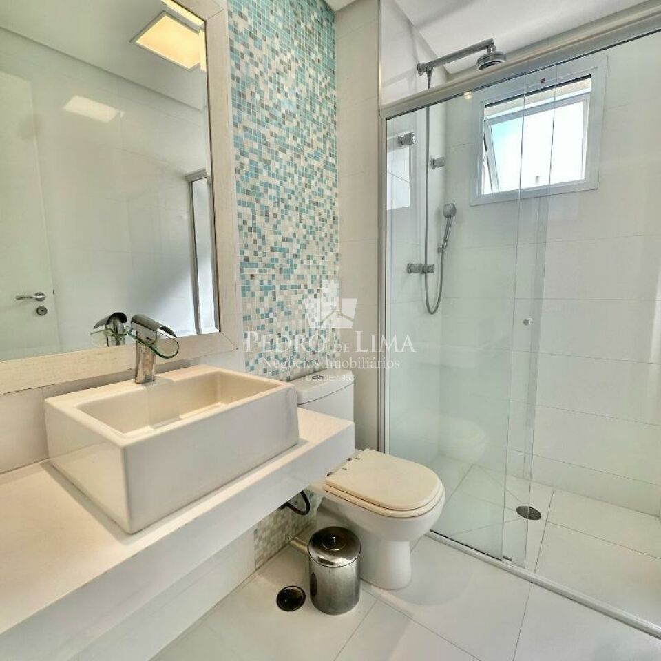 Apartamento no Tatuapé, 95m², 3 dormitórios, 2 vagas, varanda com churrasqueira.