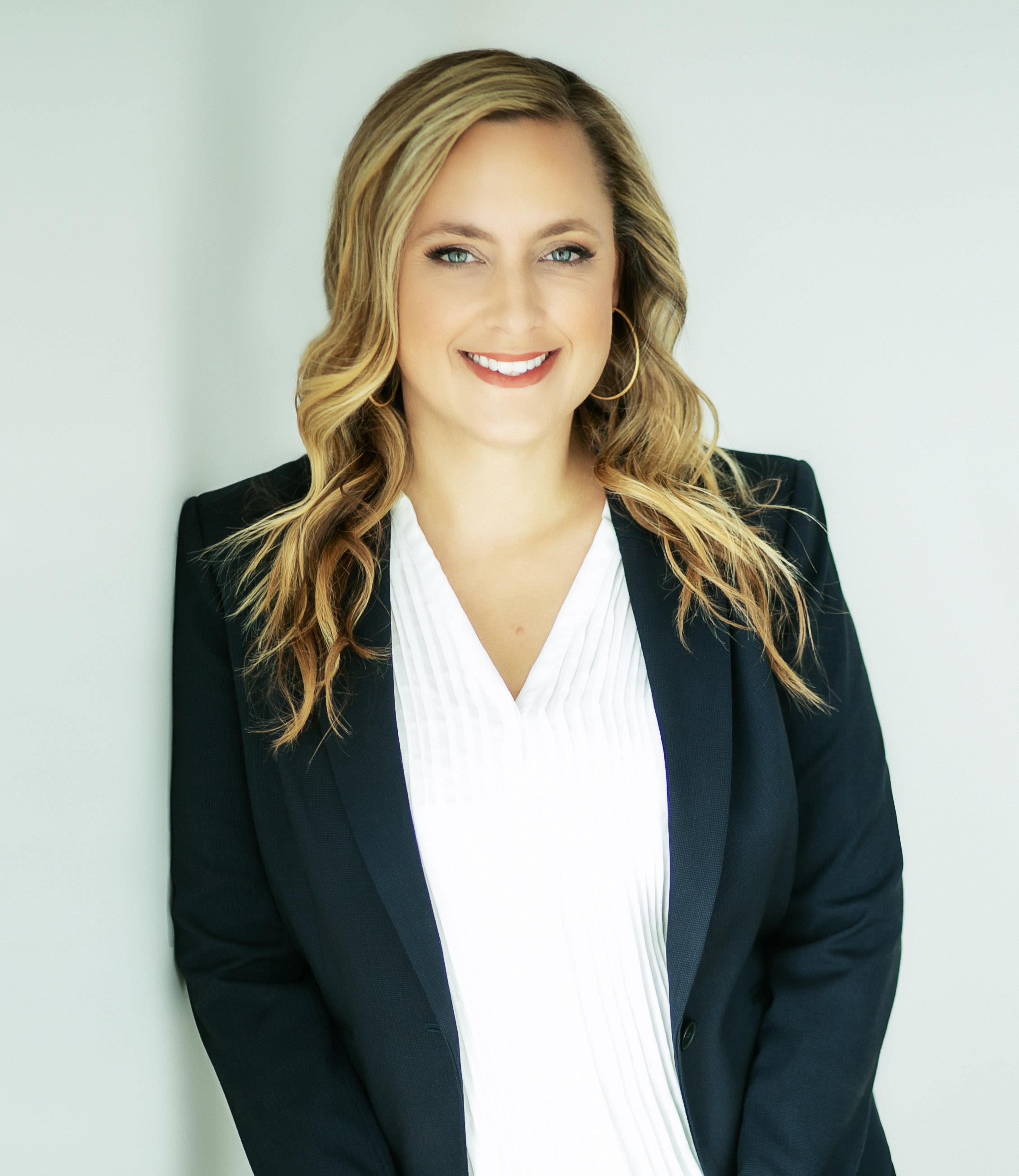 Real Estate Agent RoxAnne ber Valencia, CA