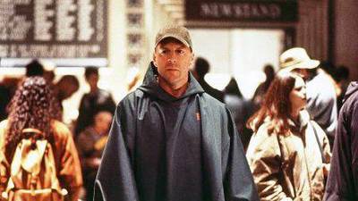 Unbreakable movie review & film summary (2000) - Vimarsana News