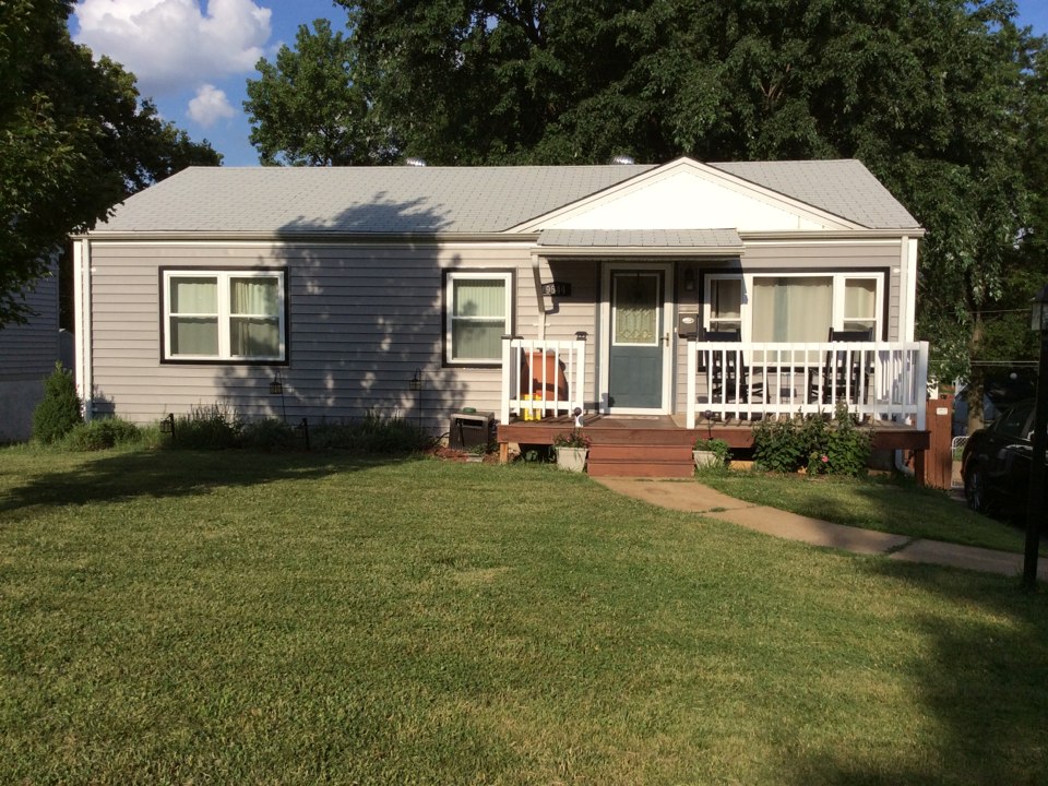 Affton, MO - Completed job, new harbor gray Mastic siding and Lansing Series 40 energy efficient vinyl frame windows. Affton, MO - Completed job, new harbor gray Mastic siding and Lansing Series 40 energy efficient vinyl frame windows.