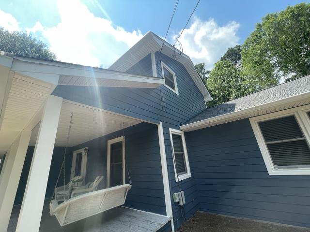 
I recently completed a home service project in Powder Springs, Ga. The project included replacing the siding and gutters on the house and replacing the front porch rails.