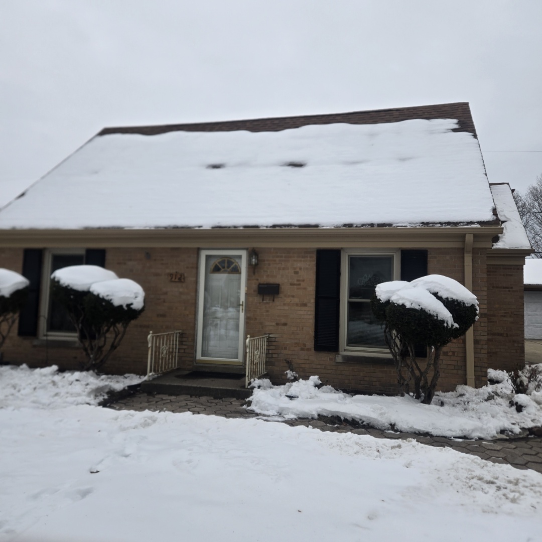 installing fascia on a house 