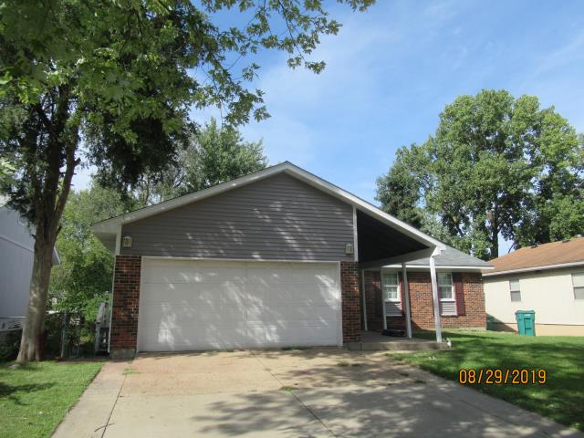 St. Louis, MO - EBS installed CertainTeed XT25 Shingles, new 5" Seamless Aluminum Gutters, Mastic "Carvedwood-44" Vinyl Siding and new aluminum Soffit and Fascia on this house. St. Louis, MO - EBS installed CertainTeed XT25 Shingles, new 5" Seamless Aluminum Gutters, Mastic "Carvedwood-44" Vinyl Siding and new aluminum Soffit and Fascia on this house.