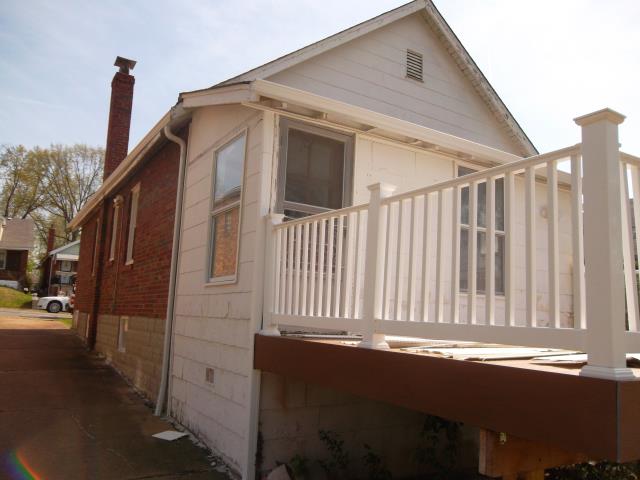 St. Louis, MO - Pricing to install vinyl siding on the rear of this house St. Louis, MO - Pricing to install vinyl siding on the rear of this house