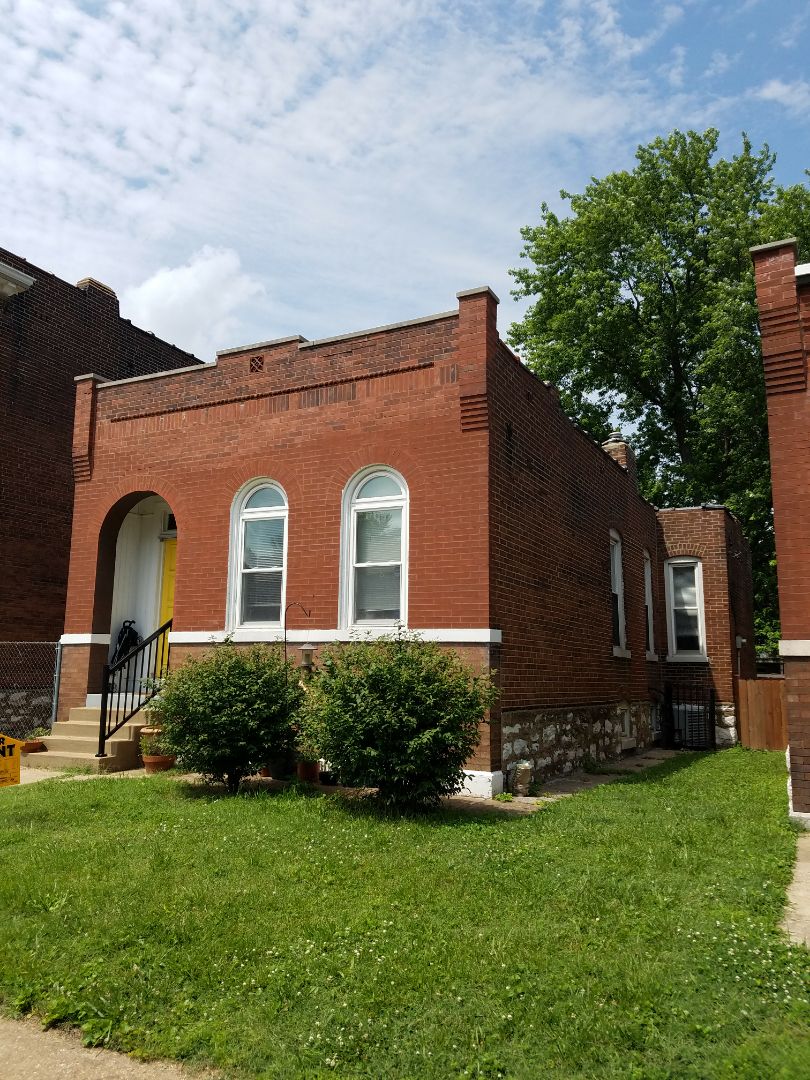 St. Louis, MO - Providing an estimate for a flat roof replacement and masonry repairs. Installing a Weatherbond TOO membrane roof. St. Louis, MO - Providing an estimate for a flat roof replacement and masonry repairs. Installing a Weatherbond TOO membrane roof.