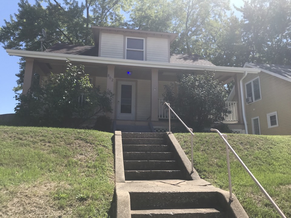 Saint Charles, MO - Pricing to install mastic carved wood vinyl siding over existing hardboard siding Saint Charles, MO - Pricing to install mastic carved wood vinyl siding over existing hardboard siding