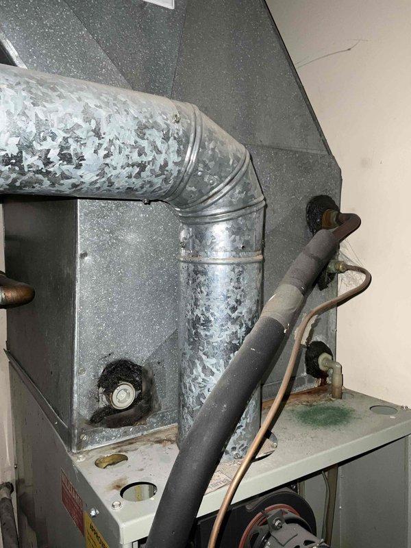 Conducted a full system estimate on a non-operational 1989 furnace. Inspection revealed an aging air handler installed in a confined space with standard galvanized ductwork connections and copper refrigerant lines. Customer requires immediate replacement of the complete HVAC system.