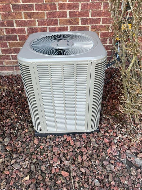 Completed annual residential air conditioning maintenance on outdoor condenser unit. Performed comprehensive system inspection, verified proper operation of all components, and confirmed unit is in good working condition for the upcoming cooling season.